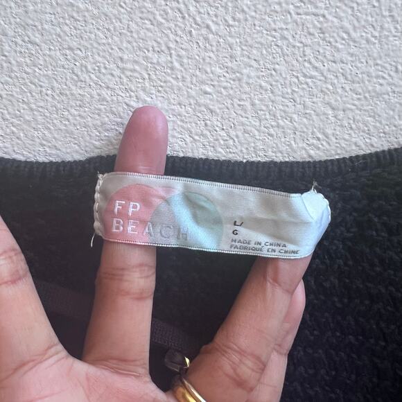 FREE PEOPLE Beach Crochet Knit Crop Tops Long Sleeve Black Women's Size L - Picture 6 of 7